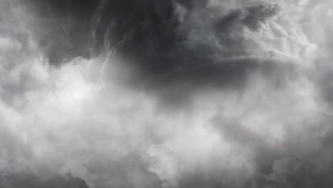 una hermosa tormenta pasó en las nubes oscuras