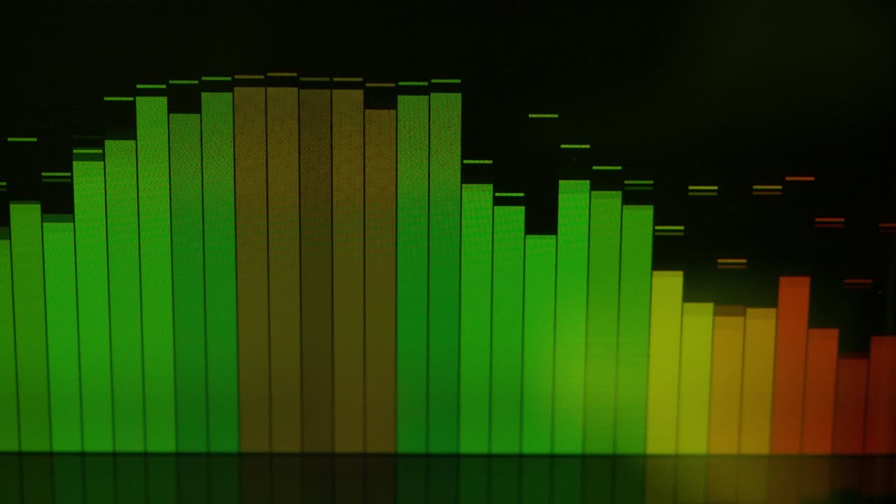 Barra equalizzatore musicale. Animazione in loop di un equalizzatore a forma d'onda audio su sfondo nero. Filmato di onde sonore o musicali. Visualizzatore di suono astratto a colori. Grafico a barre dello spettro sfumato. Luminoso e pulsante.