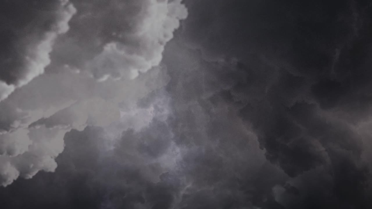 두껍고 어두운 구름 사이의 뇌우 보기