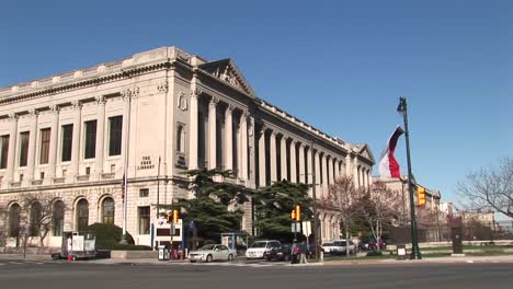 Plano-Medio-Del-Edificio-De-La-Biblioteca-Gratuita-En-Filadelfia.