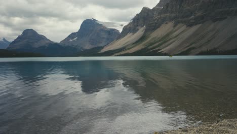 Una-Foto-Panorámica-Del-Impresionante-Lago-Bow-En-Alberta,-En-El-País-De-Canadá