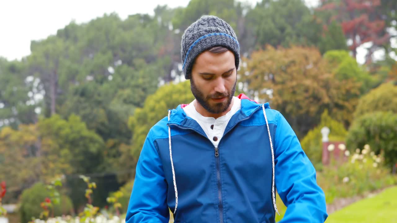 손목 시계 에 시간을 확인 하는 남자