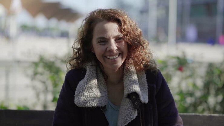 Bella signora di mezza età che ride e parla alla telecamera