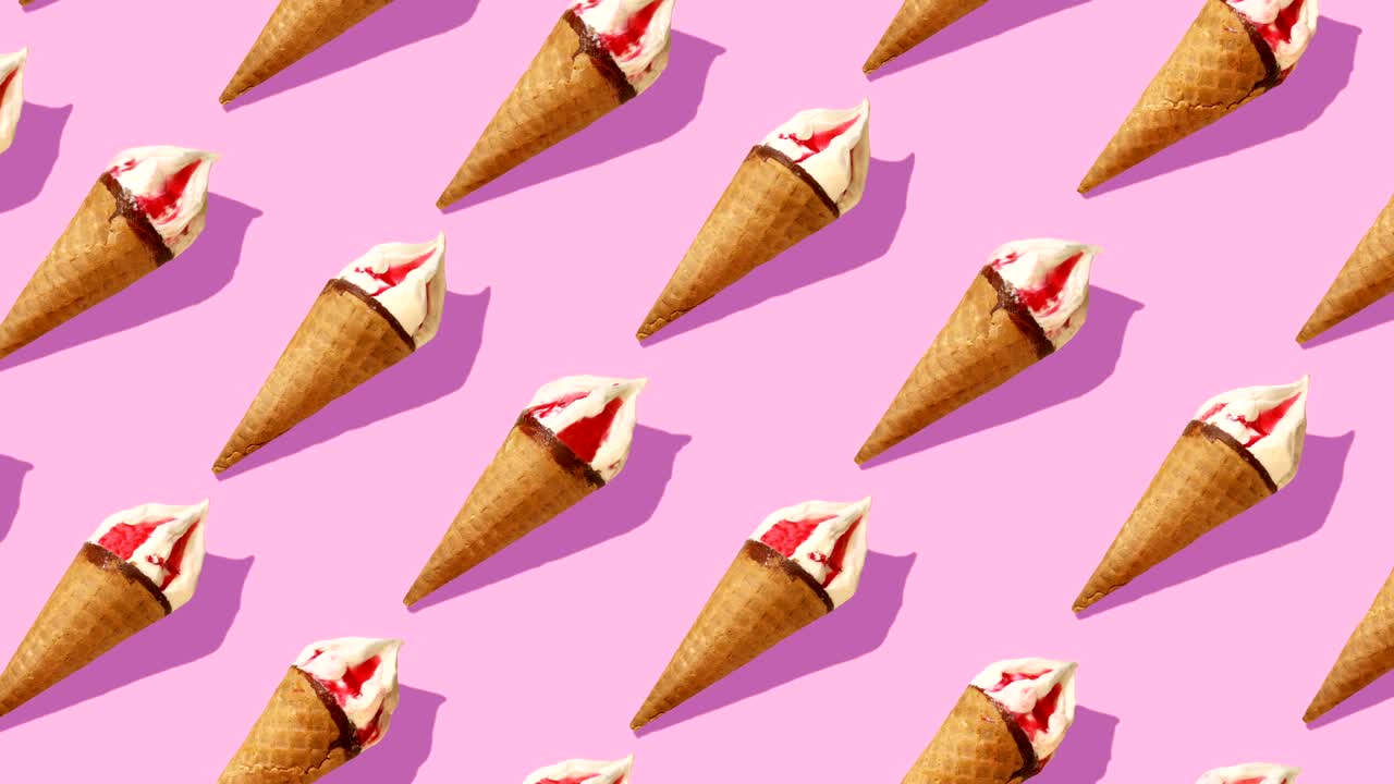 Composizione flat lay con gelati assortiti su sfondo rosa.