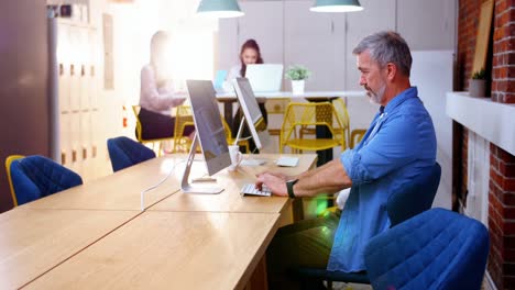ejecutivo masculino trabajando en la computadora