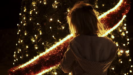 niña pequeña en la víspera de navidad