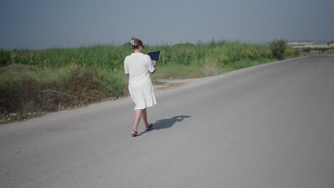 mujer caminando por un camino de campo