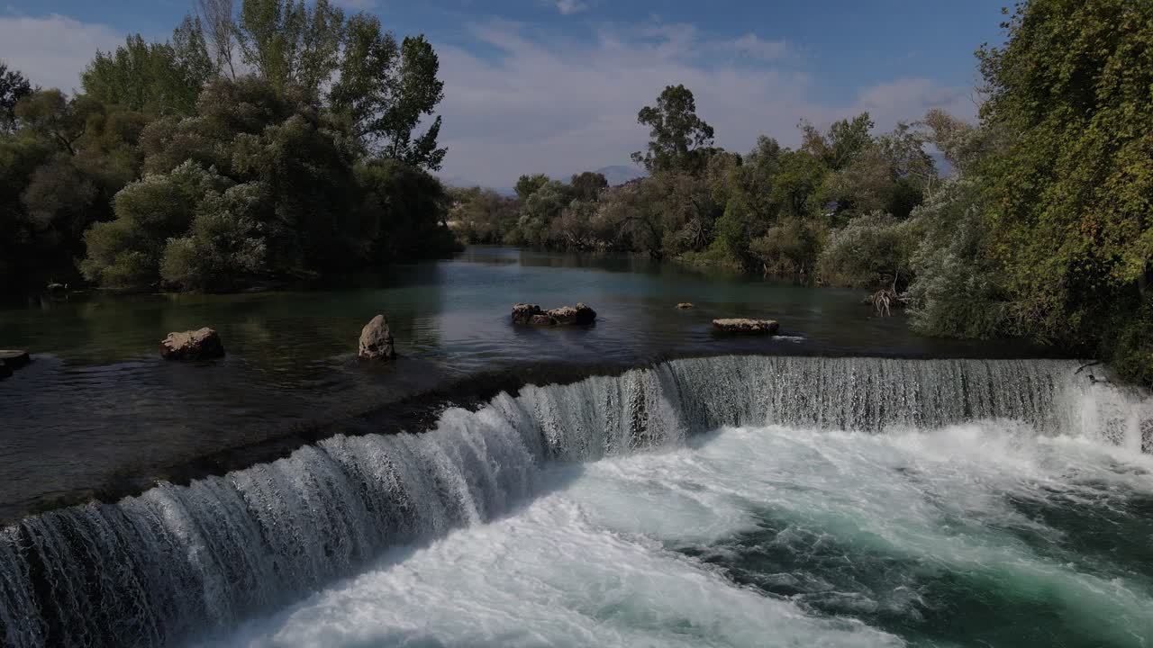 Cascata formatasi nel fiume