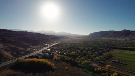 drone disparado volando hacia el sur sobre moab, utah por la mañana con niebla de niebla