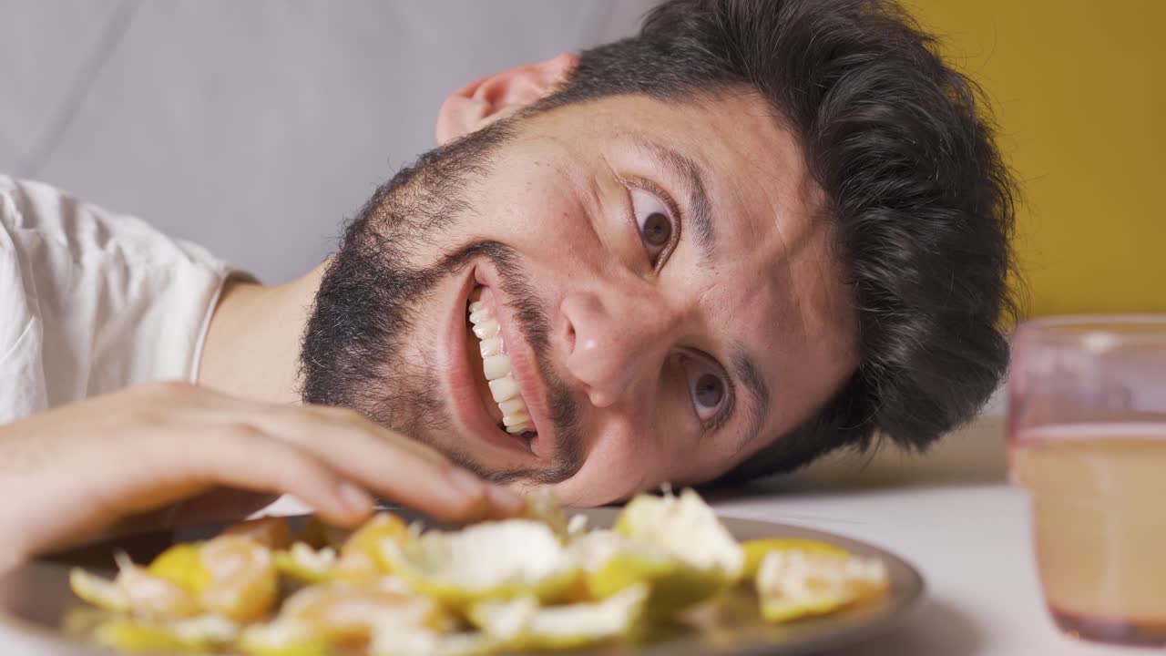 el hombre con trastornos mentales se ríe y no está bien.