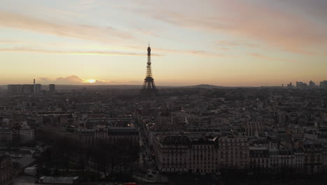 Toma-Panorámica-Elevada-Del-Paisaje-Urbano-Con-La-Torre-Eiffel-Al-Atardecer.-Colorido-Cielo-Al-Atardecer-En-El-Fondo.-París,-Francia