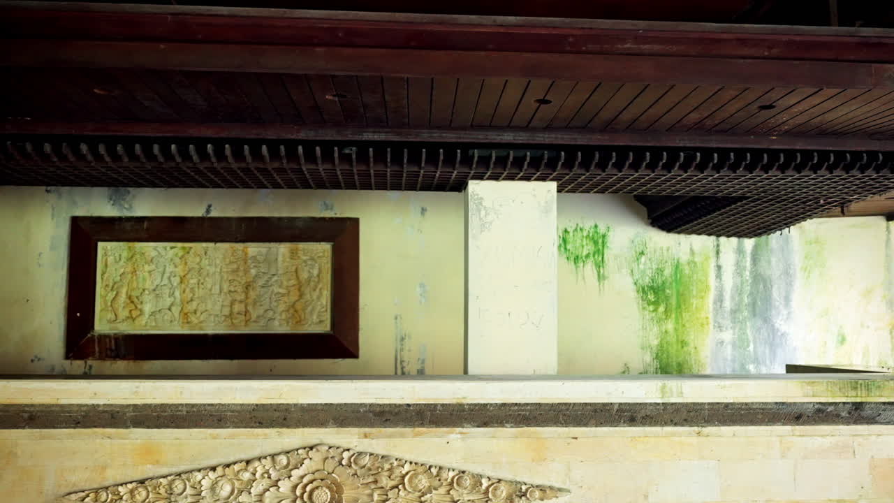 dentro del abandonado complejo de lujo del hotel bedugul taman rekreasi en bali, indonesia