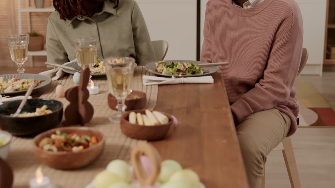 hombre y mujer hablando en pascua