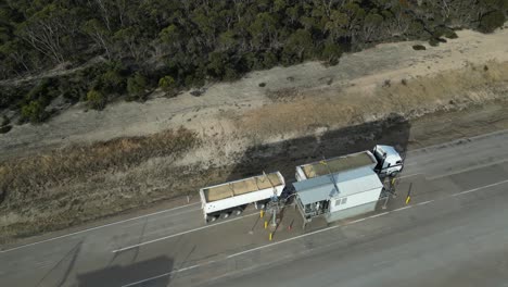 Luftaufnahme-Eines-Lastwagens-Mit-Getreide-Von-Oben-Nach-Unten-Während-Der-Station-Zur-Qualitätskontrolle-Nach-Der-Ernte-In-Australien