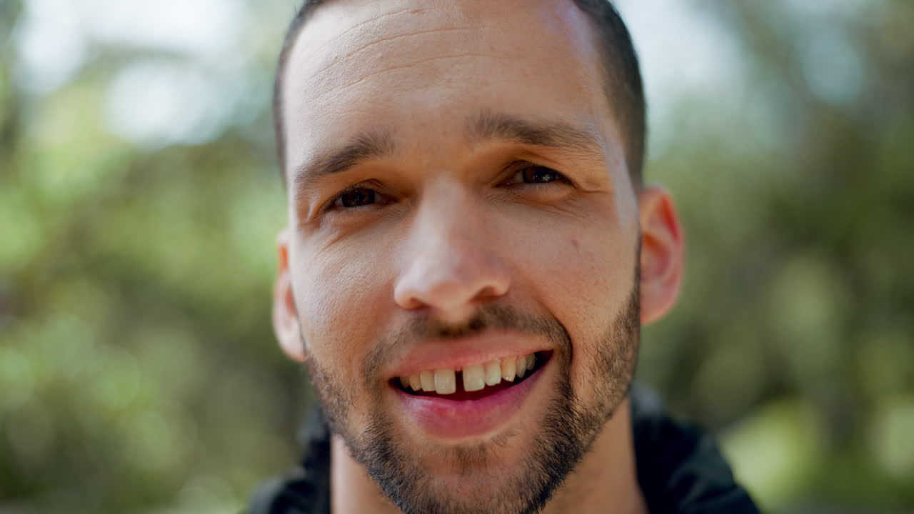 cara, senderismo y acondicionamiento físico en el bosque