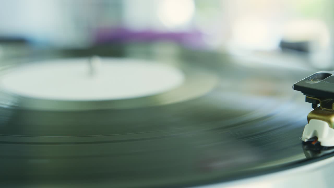 회전 하는 비닐 레코드 플레이어 에 있는 스타일러스 바늘 의 클로즈업
