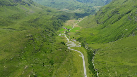 Mountain-pass-in-Switzerland,-in-the-Albula-Alps,-Julierpass