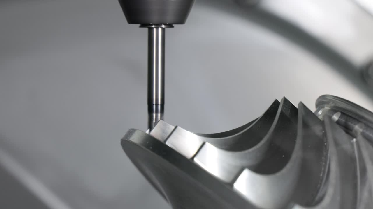 금속 가공 cnc 밀링 기계. 금속 절단 현대 가공 기술.