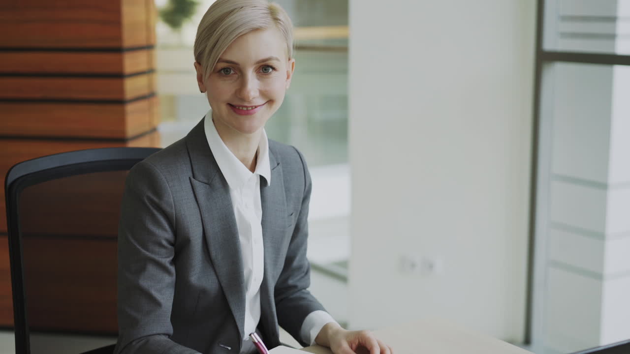 mujer de negocios que trabaja en una oficina moderna