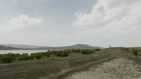 dique de hormigón y arbustos sobre la presa del embalse dalis mta en georgia