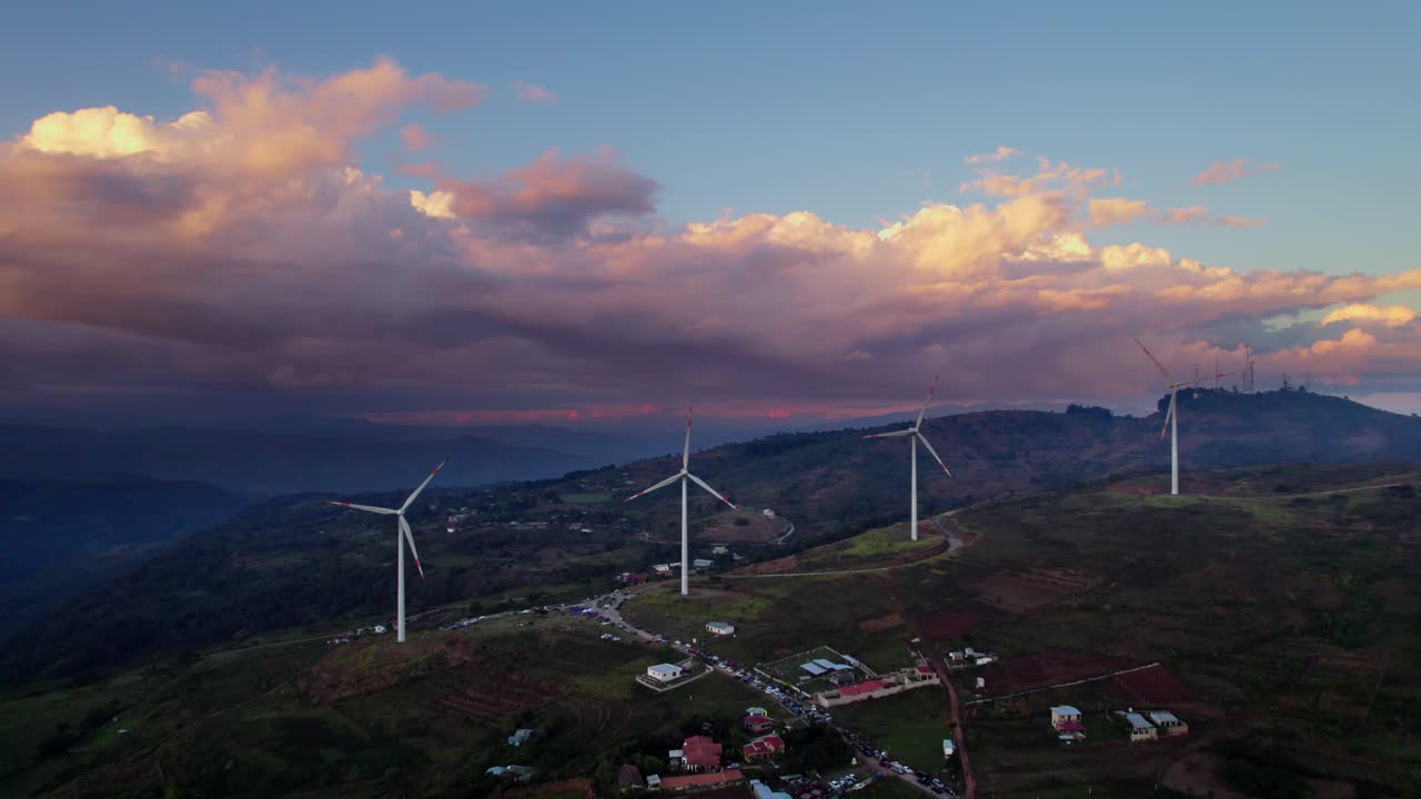 el parque eólico de santa ana, honduras, al atardecer