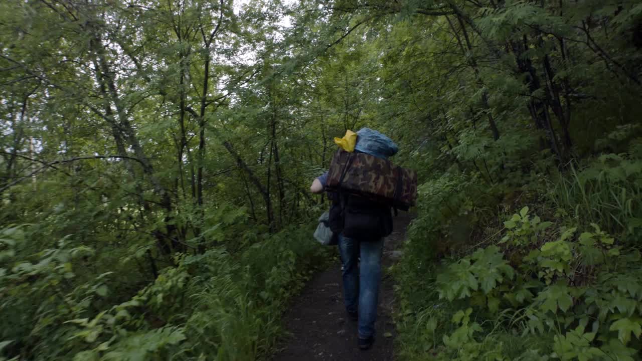 excursionista en el bosque