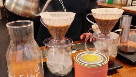 barista haciendo café goteador con precisión y cuidado