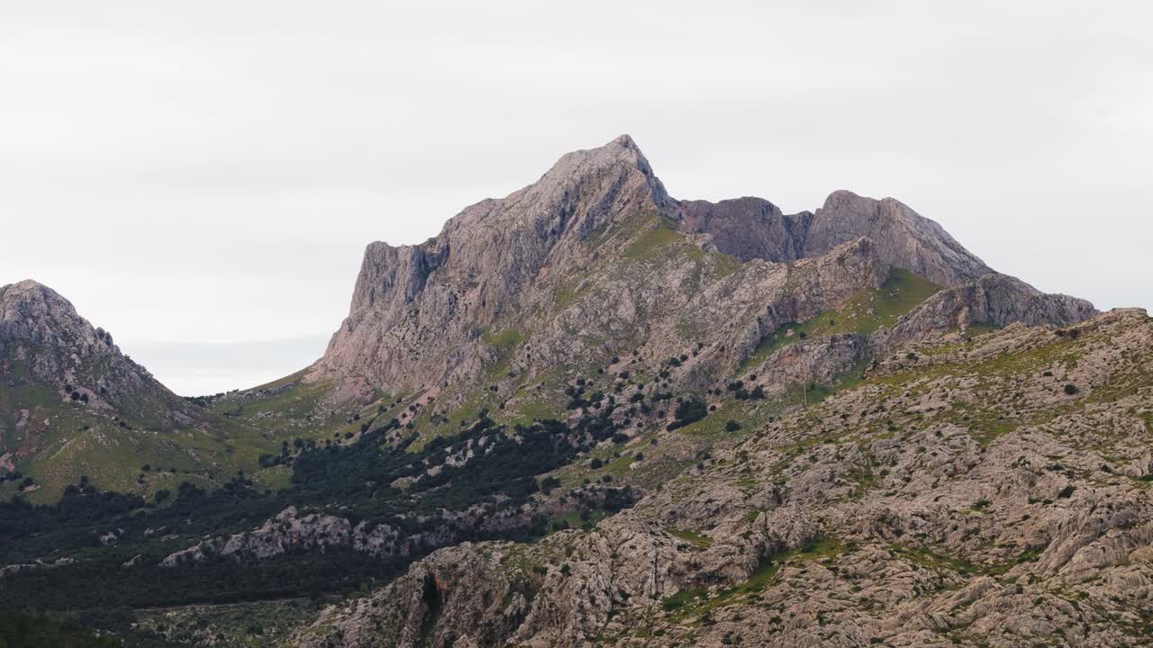 Alte montagne verdi vicino al mare, ripresa aerea con drone, Maiorca