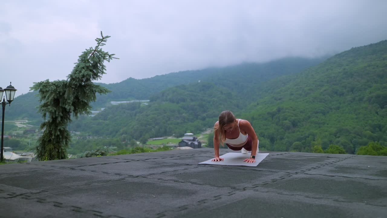 mujer haciendo ejercicio al aire libre en las montañas