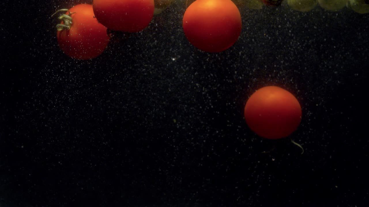 브셀 이와 토마토가 물에 어져 떨어집니다.