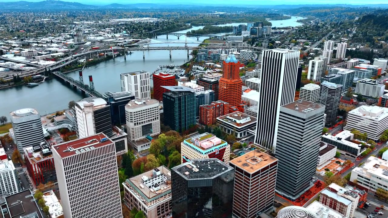 Các tòa nhà nhiều tầng bên bờ sông Willamette. Khung cảnh Portland, Oregon, Hoa Kỳ nhìn từ trên cao sau khi mặt trời lặn.