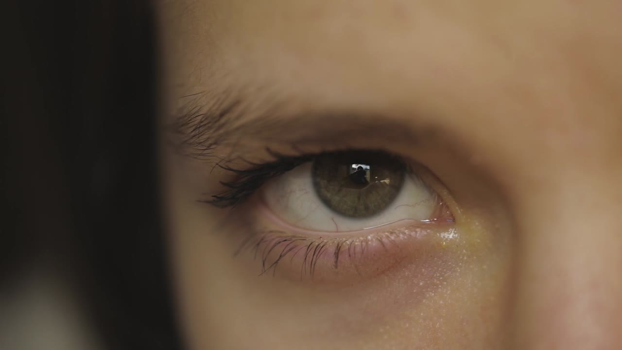 여성의 눈에 화가 난 표정 - 극단적인 클로즈업