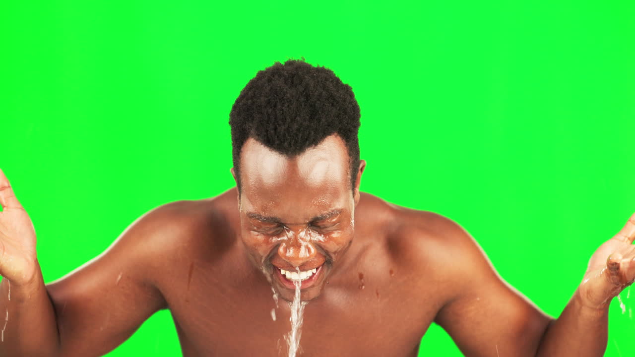 salpicaduras de agua, hombre negro y pantalla verde para la cara