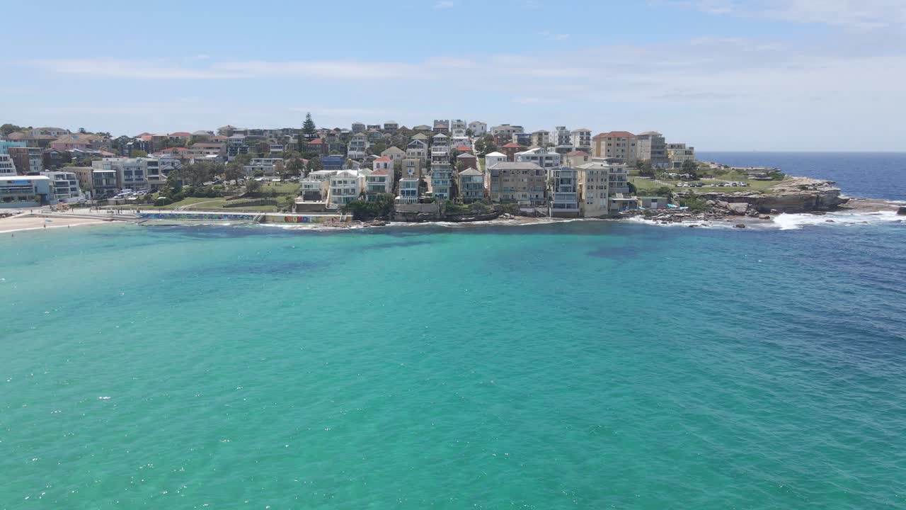 edificios de alojamiento frente al mar en el suburbio de ben buckler de north bondi - cabo norte de la bahía de bondi en nueva gales del sur, australia