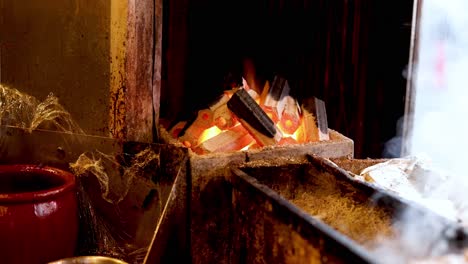 una chimenea acogedora con troncos ardiendo y humo subiendo