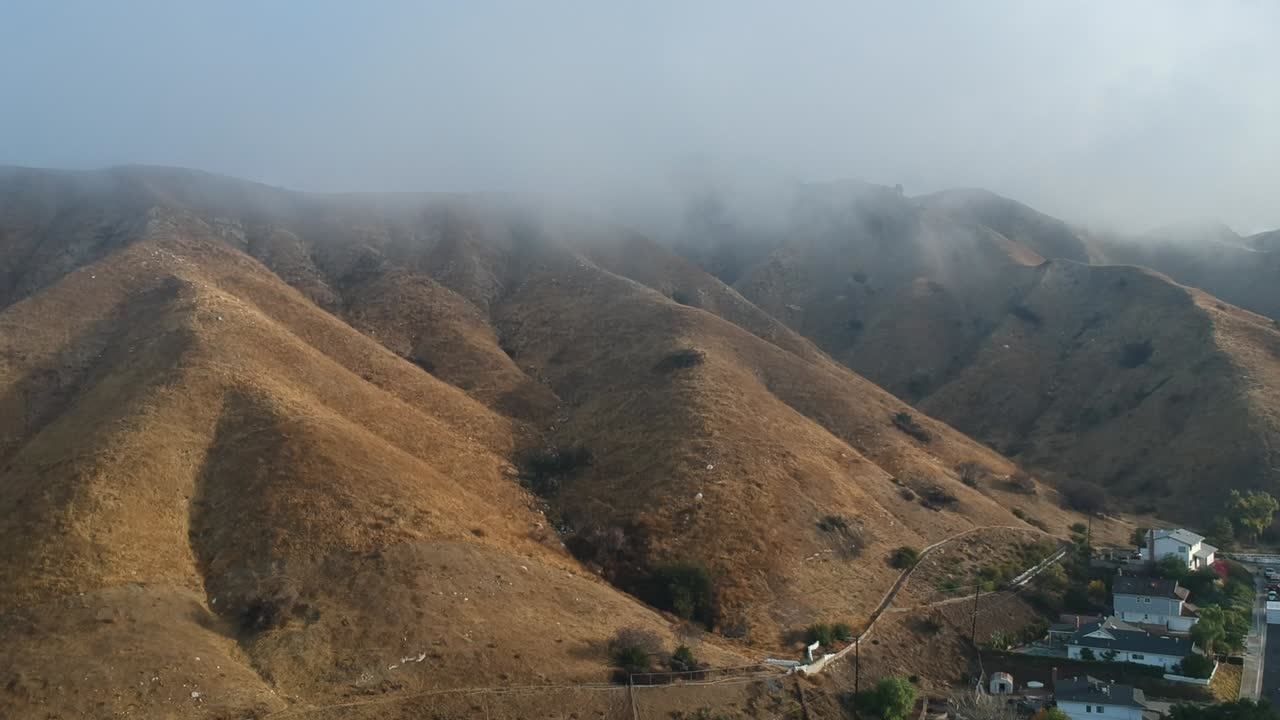 Riprese aeree con drone di montagne nebbiose sopra il canyon di Big Tujunga a Los Angeles, California