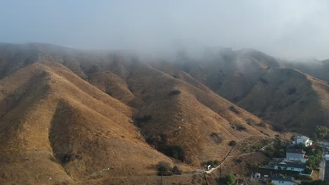 Drohnenaufnahmen-Von-Nebligen-Bergen-über-Der-Großen-Tujunga-Schlucht-In-Los-Angeles,-Kalifornien