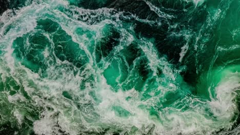 las olas de agua del río y el mar se encuentran durante la marea alta y la marea baja.