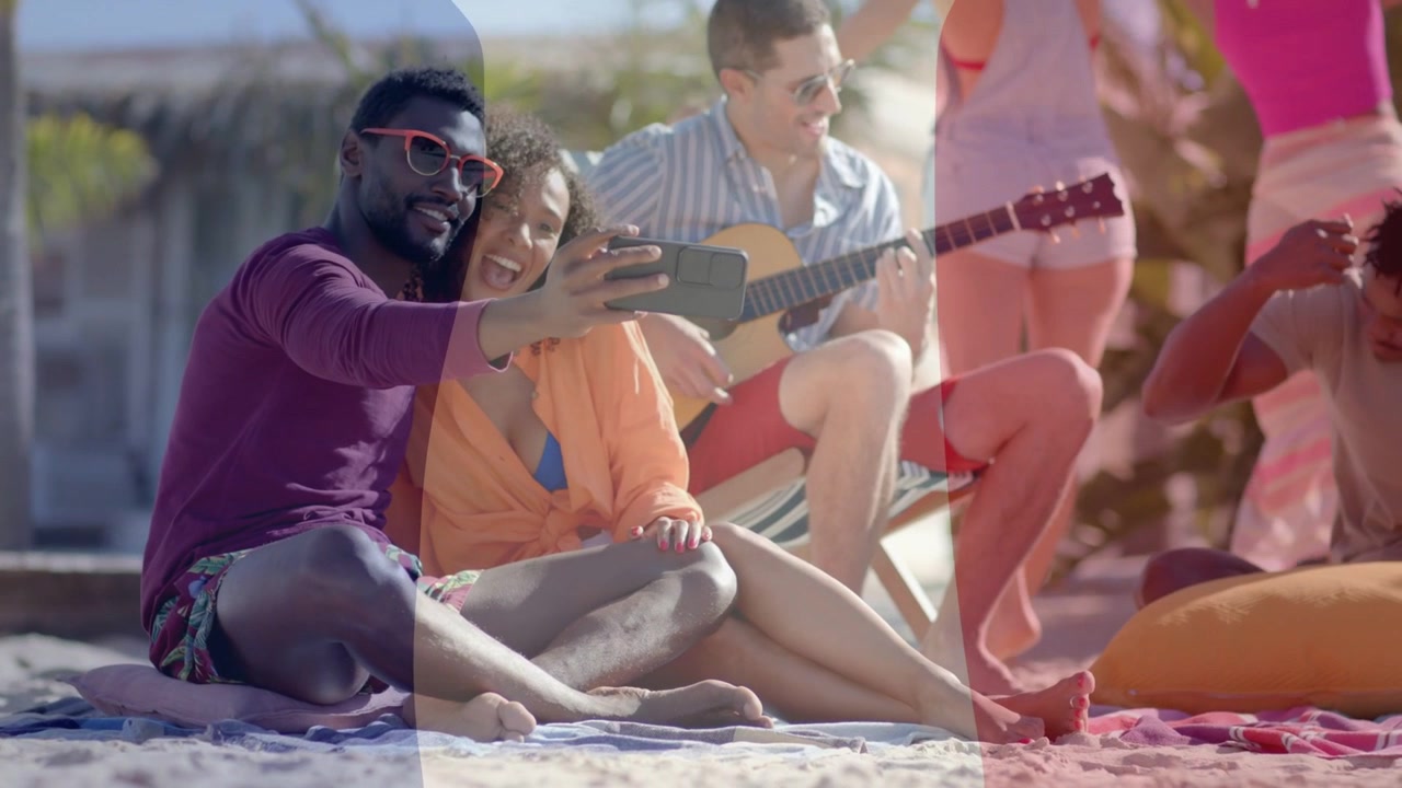 Uomo che estende il braccio con il telefono, donna che si appoggia, in posa per un selfie, bande di colore su annunci di coppia, chitarra e spiaggia.