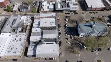 Downtown-Oxford,-Mississippi-skyline-with-drone-video-moving-left-to-right