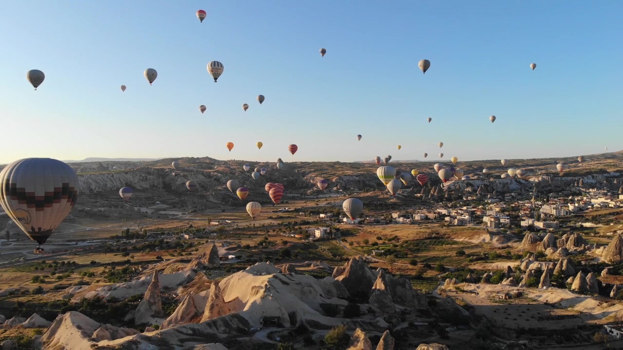 Nhiều khinh khí cầu bay trên phong cảnh Cappadocia lúc bình minh