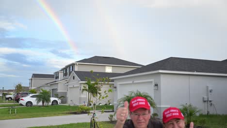 los partidarios de las elecciones presidenciales de donald trump en casa con un arco iris gigante por encima de ellos simbolizan un mañana feliz