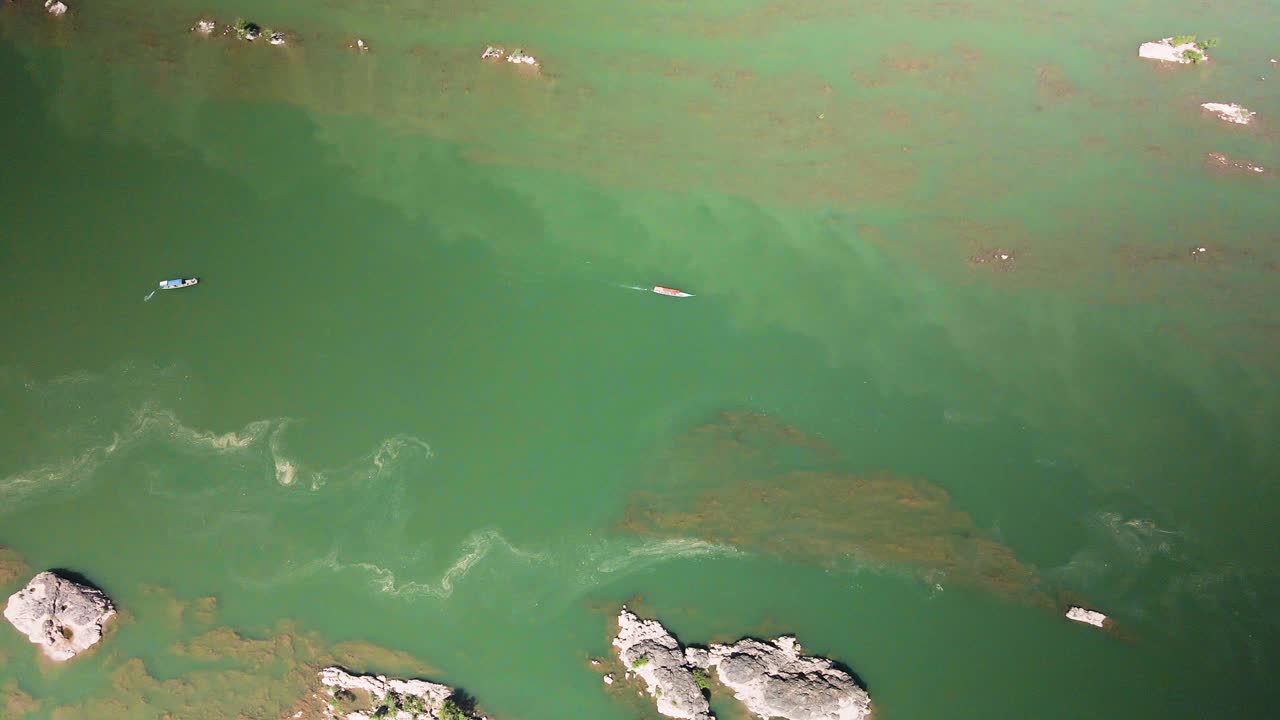 위에서 촬영한 왜소한 보트가 있는 메콩강