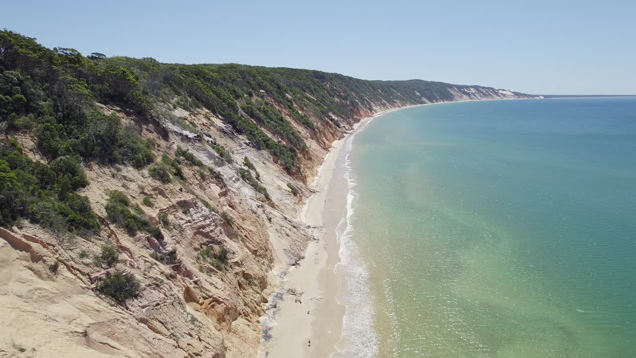 paisaje escénico de la playa del arco iris en queensland, australia - toma aérea