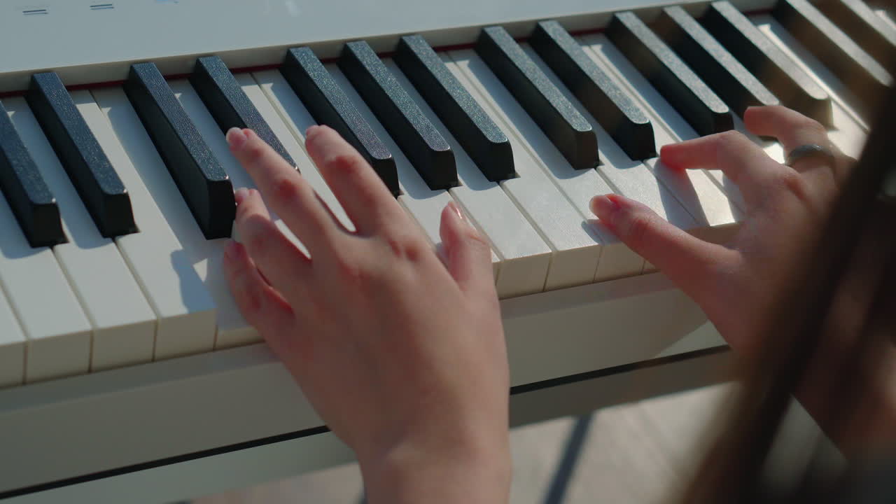 manos tocando el piano