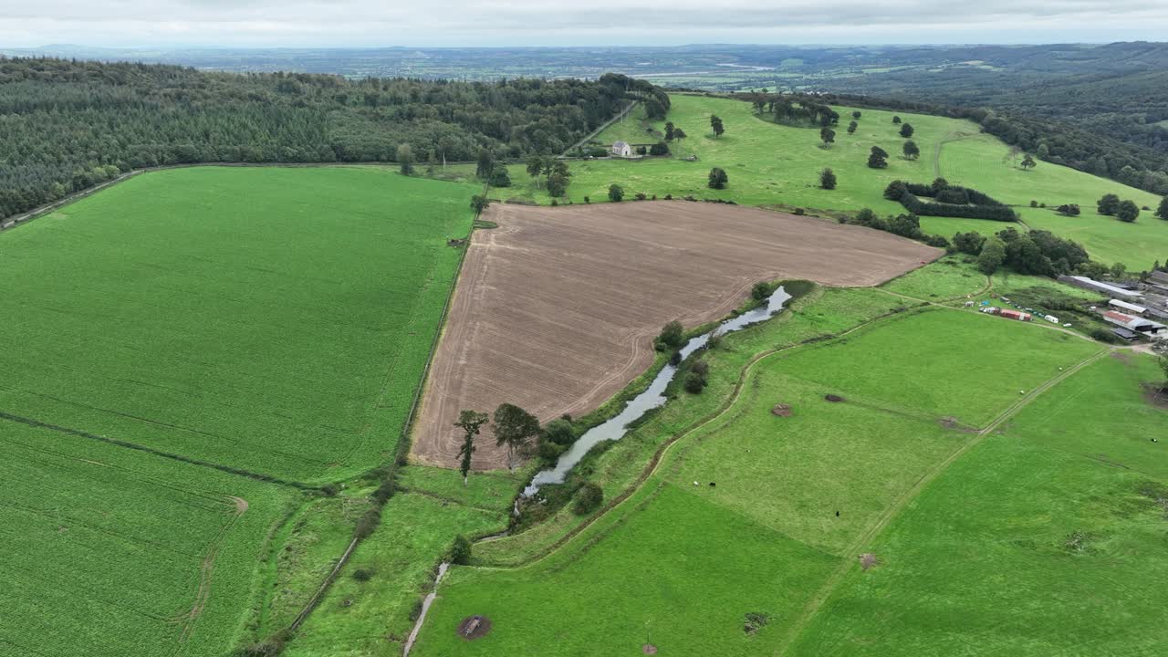 vuelo aéreo sobre pastos verdes y tierras de cultivo fértiles en waterford, irlanda