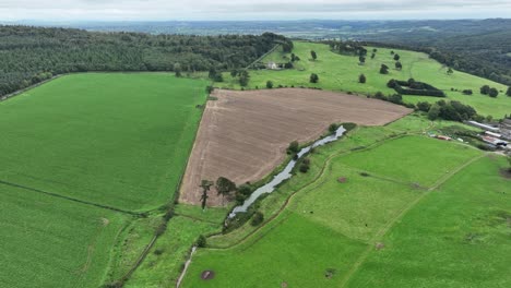 Vuelo-Aéreo-Sobre-Pastos-Verdes-Y-Tierras-De-Cultivo-Fértiles-En-Waterford,-Irlanda