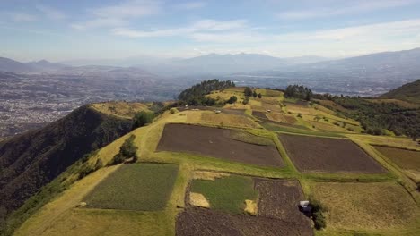 Offenes-Ackerland-Auf-Pinchincha-Ecuador-Bergtal-In-Der-Nähe-Der-Stadtlandschaft