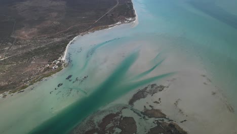 aguas azules poco profundas de la laguna de langebaan en la bahía de tiburones en el parque nacional de la costa oeste, sudáfrica