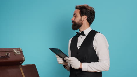 empleado masculino que trabaja en la tableta
